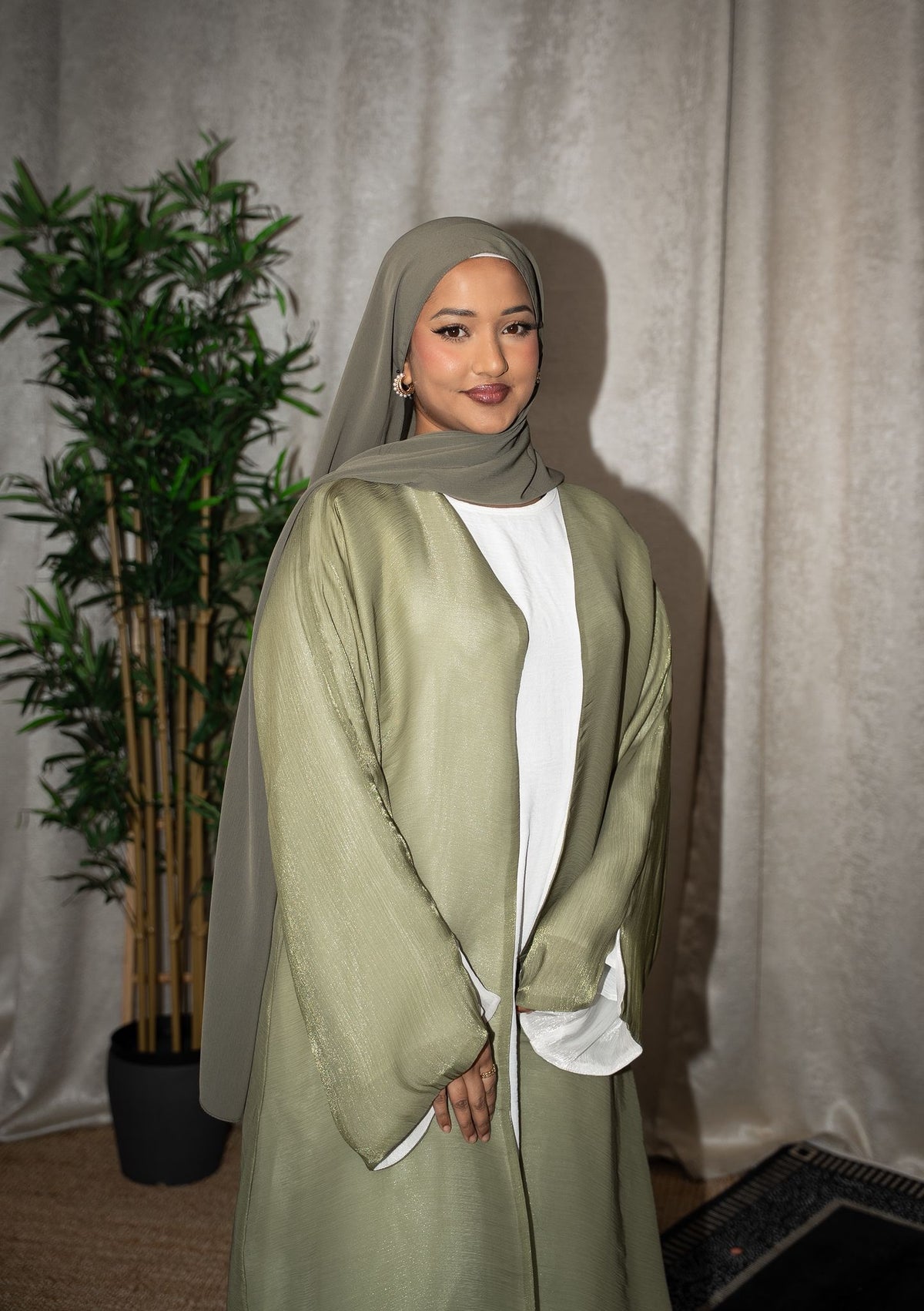 Maha Reversible Premium Abaya – Olive / Pearl