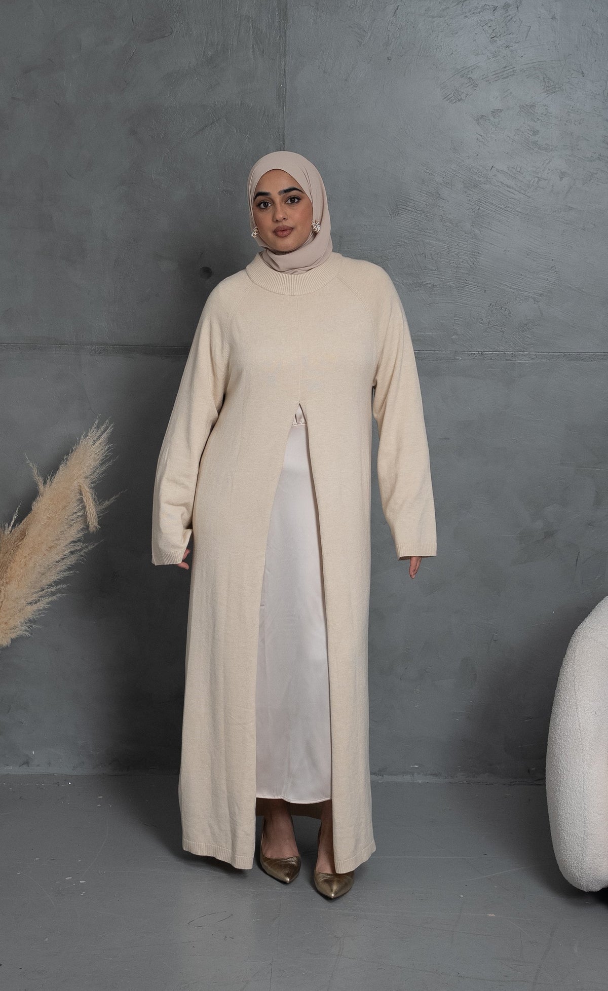 Amal Wool-Blend Slit-Front Abaya – Beige