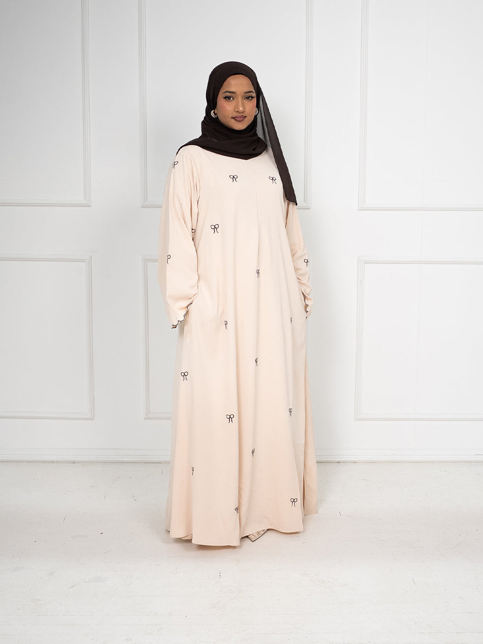 Safa Embroidered Bow Closed Abaya With Zip - Cream