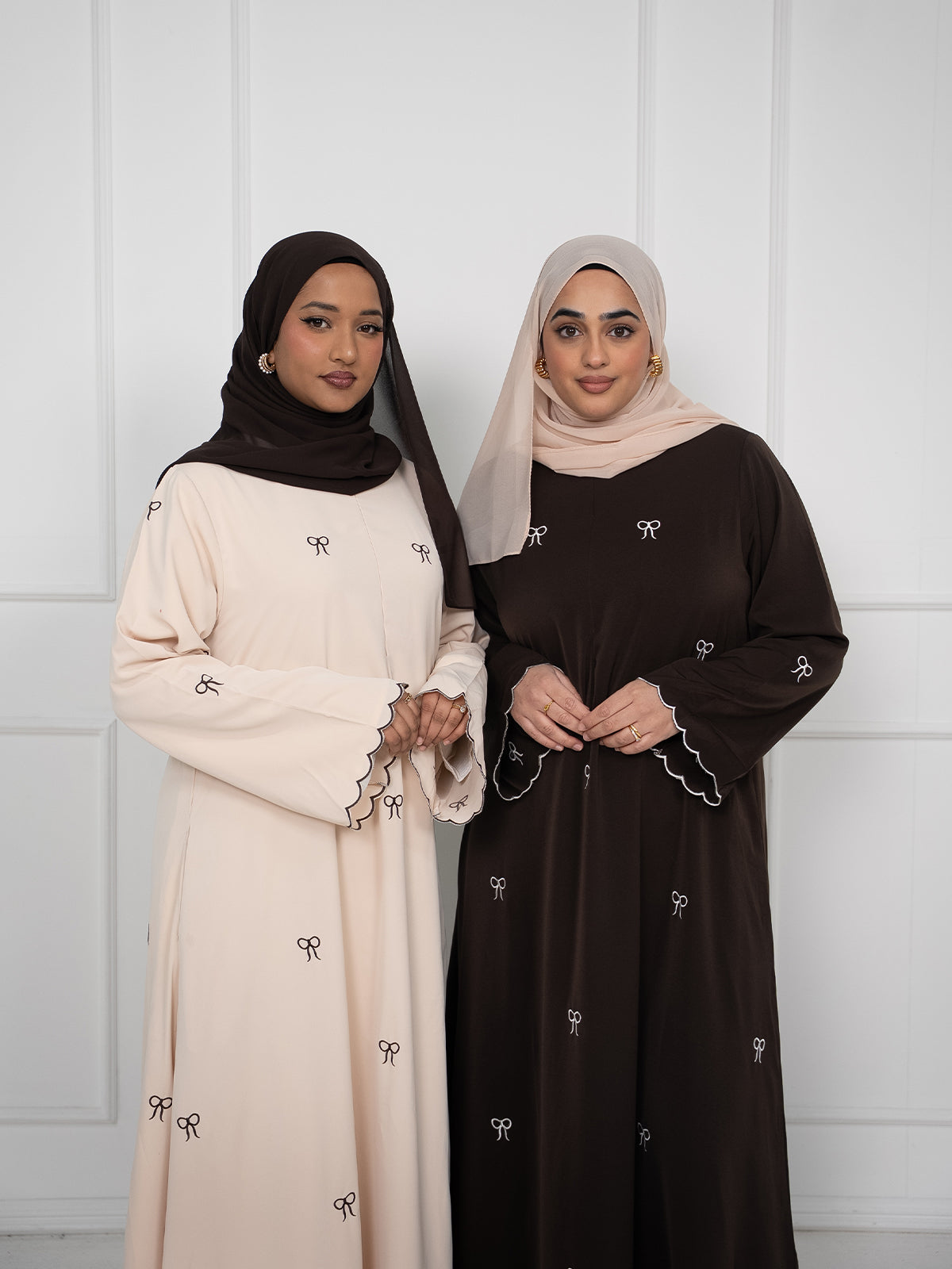 Safa Embroidered Bow Closed Abaya With Zip - Cream